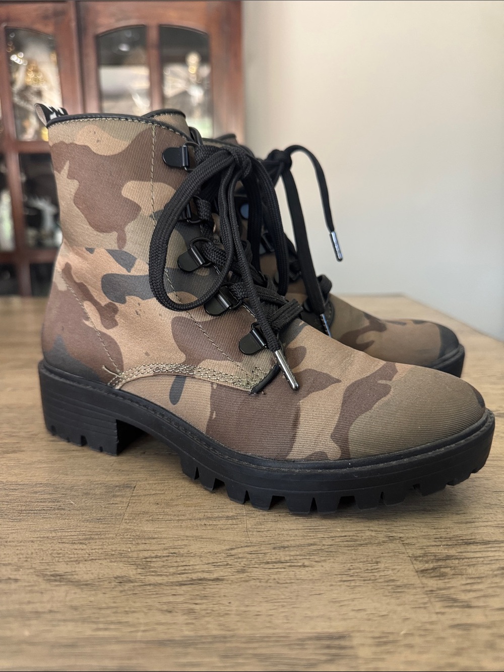 Women’s Kendall and Kylie epic camo print camouflage combat boots 6.5 like new